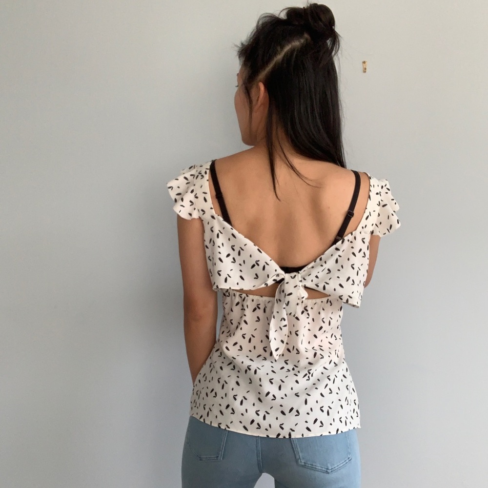 Wide shoulder short sleeve top
